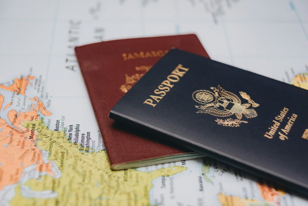 Passaporte dos Estados Unidos e passaporte jamaicano no mapa do mundo