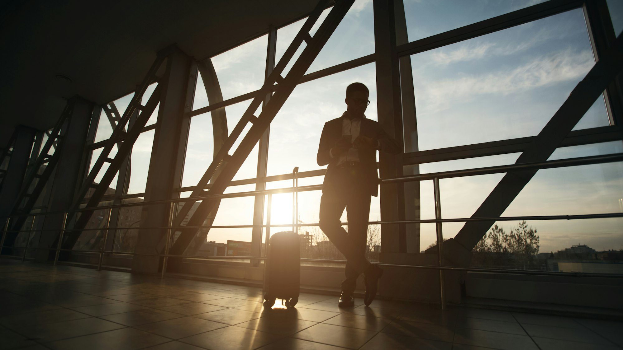 empresário africano com mala esperando avião em panorama de aeroporto