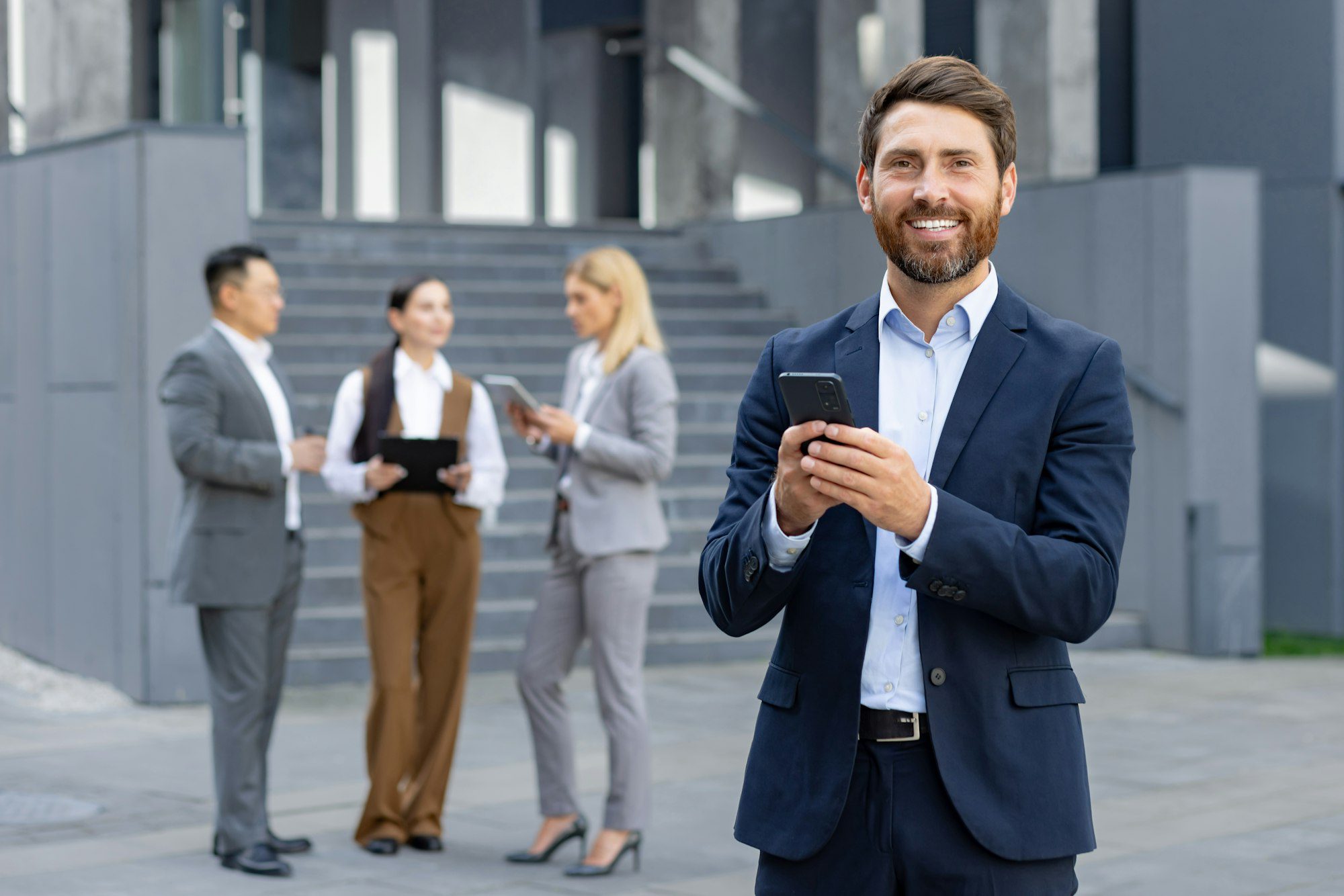 profissionais de negócios que usam telefones fora do prédio da empresa