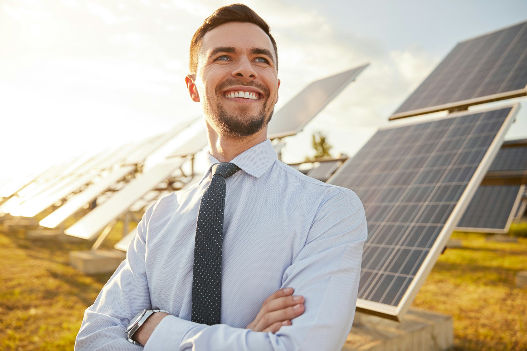 investidor animado no campo com baterias solares