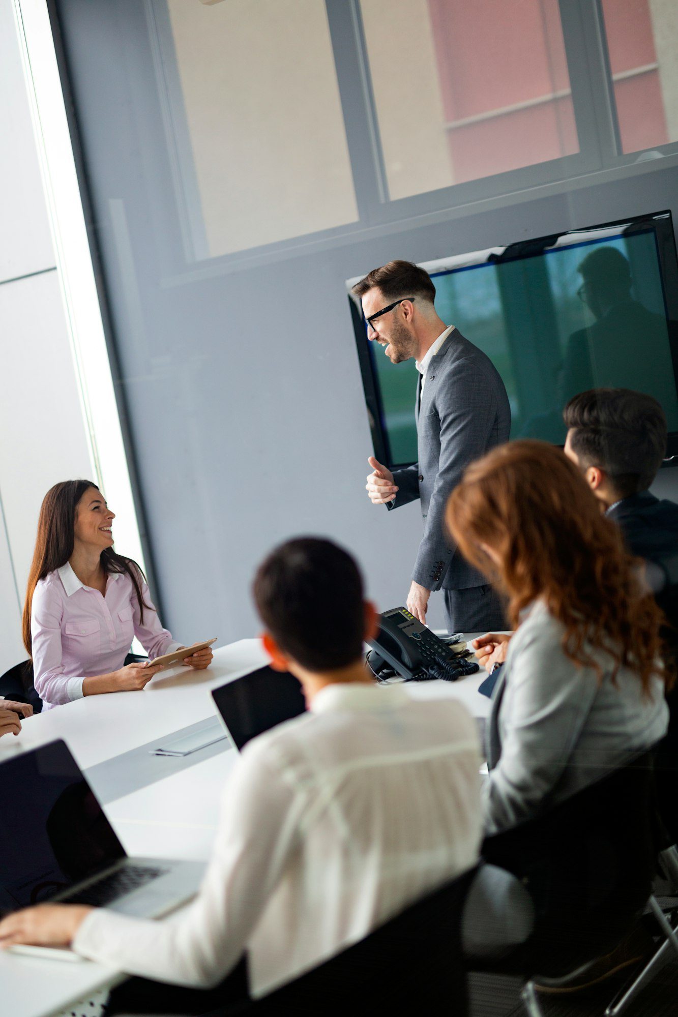 Equipe de negócios corporativos e gerente em uma reunião